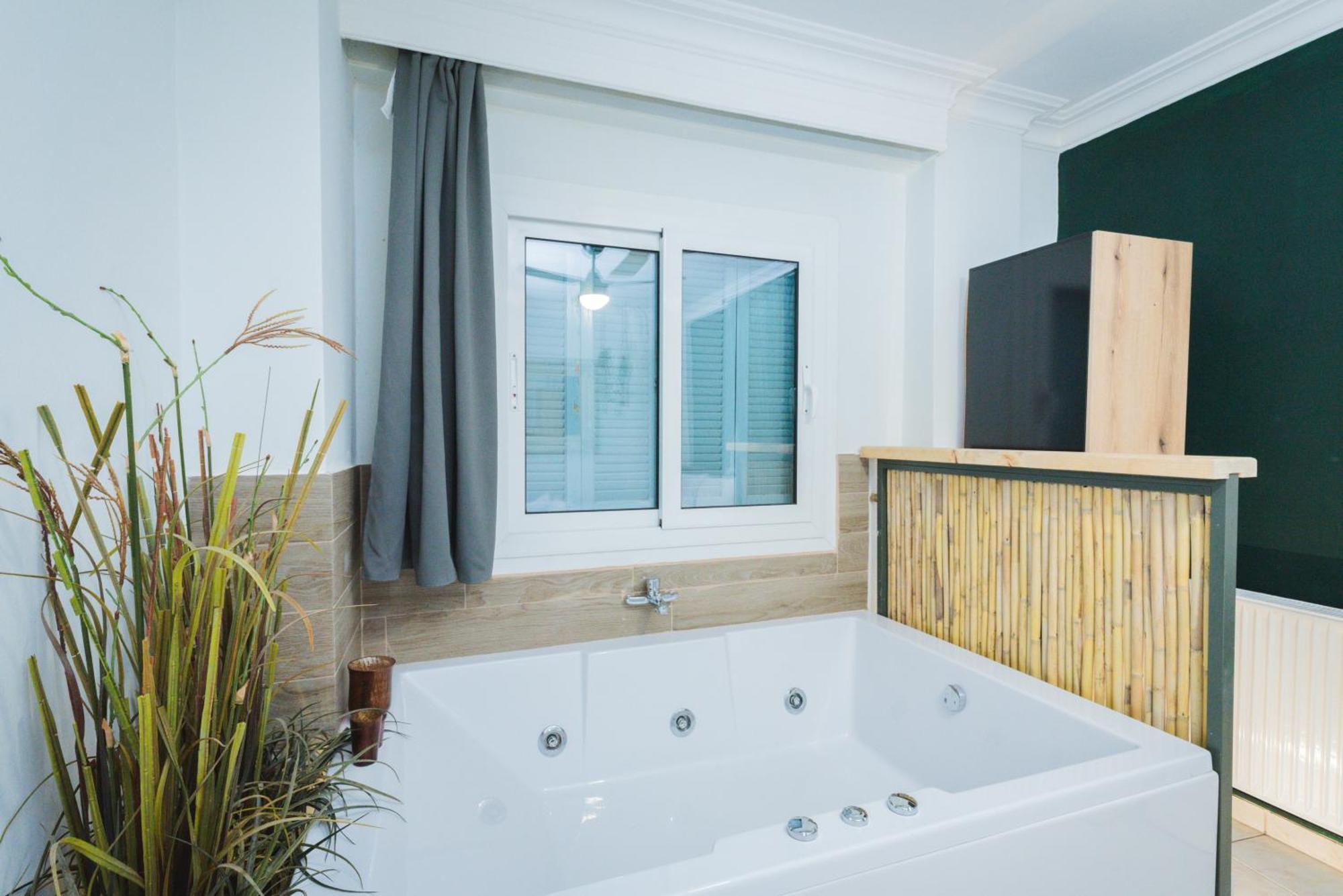 Stylish Apt W Jacuzzi, 5 Min To White Tower Thessaloniki Exterior photo